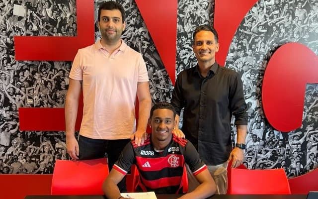 Flamengo acerta renovação de contrato de lateral