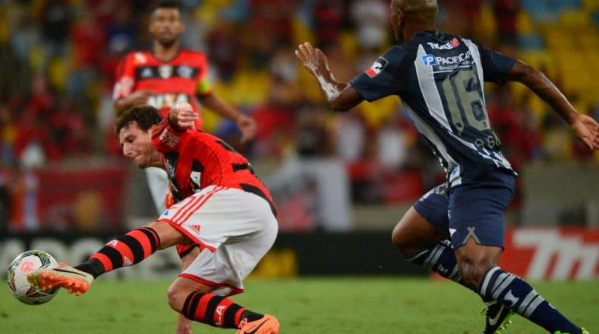 Ex-meia revela que pediu ao presidente do Flamengo para rasgar seu contrato: 'Precisava sair'