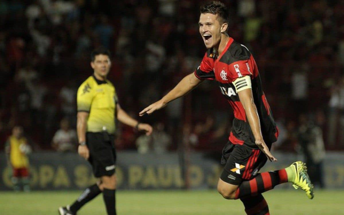 Justiça anula sentença e pede nova audiência em ação de ex-zagueiro contra o Flamengo