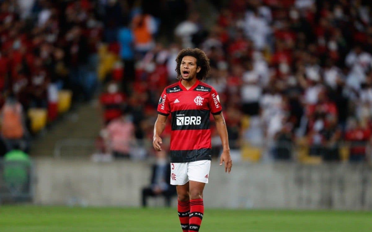 Arão revela que viu jogadores 'se escondendo' da torcida no Flamengo em partidas