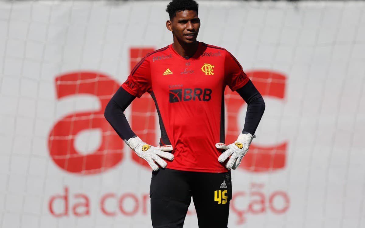 Empréstimo de Hugo Souza se aproxima do fim, mas futuro no Flamengo está indefinido