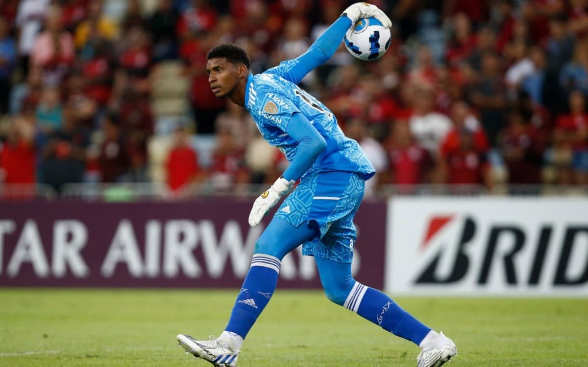 Clube paulista fica perto de acordo com o Flamengo pelo goleiro Hugo Souza