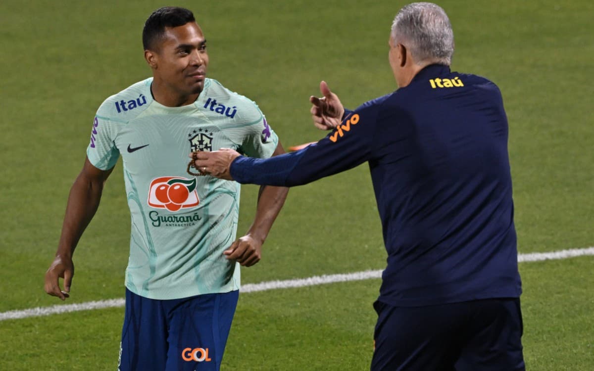 Na mira do Flamengo, Alex Sandro trabalhou com Tite na Seleção e pode atuar de zagueiro