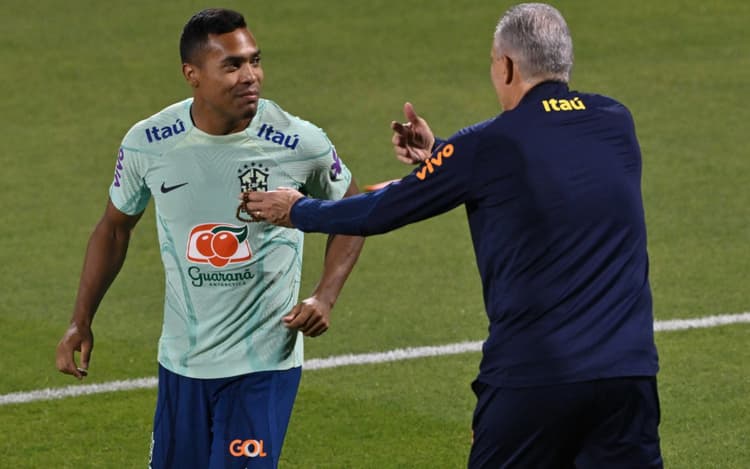 Na mira do Flamengo, Alex Sandro trabalhou com Tite na Seleção e pode atuar de zagueiro