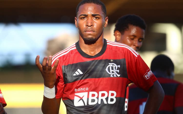 Lorran recebe primeira chance como titular do Flamengo e é exaltado por Tite