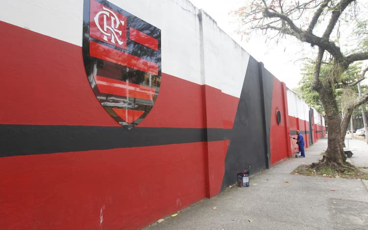 Torcedores do Flamengo picham muro da Gávea depois de derrota pelo Brasileiro