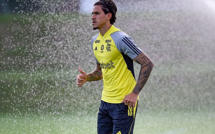 Pedro sente incômodo no adutor direito e é substituído em Flamengo x Corinthians