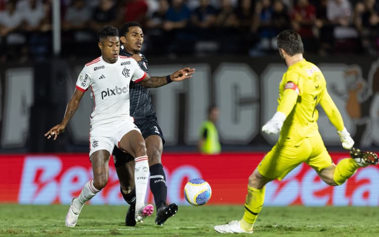 Bruno Henrique detona arbitragem após empate: 'Futebol está cada vez pior'
