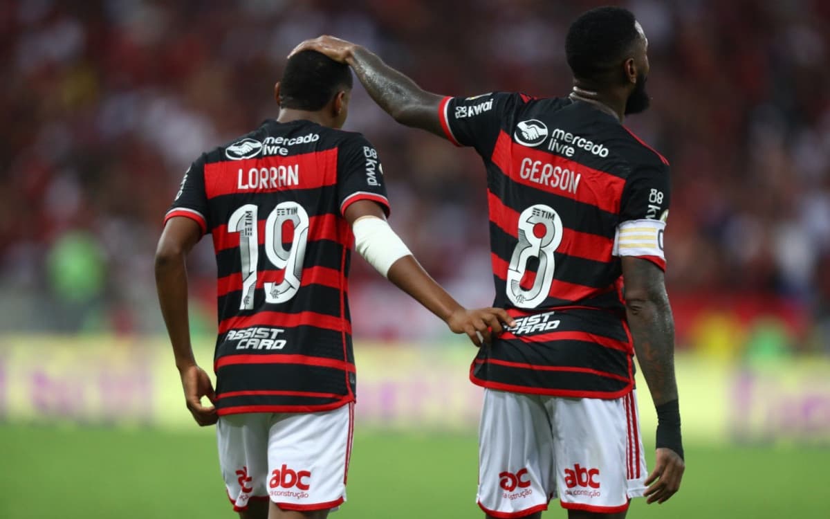 Flamengo joga bem, vence o Corinthians e dorme na liderança do Brasileirão