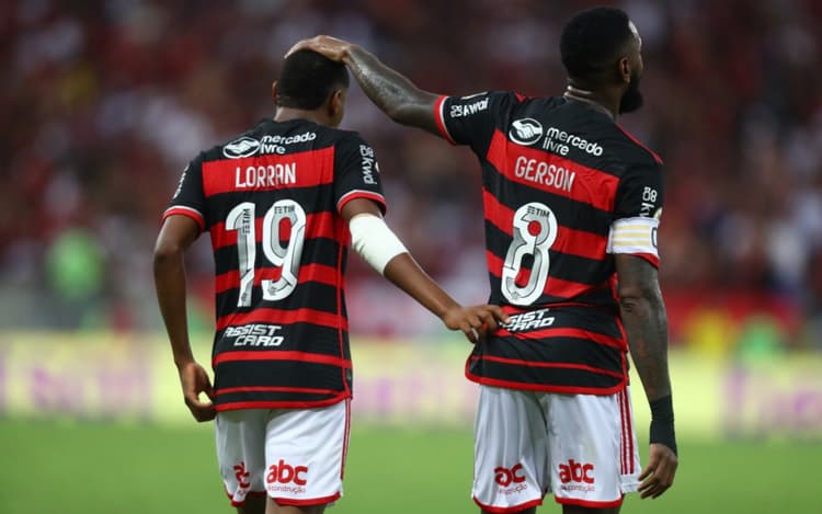 Flamengo joga bem, vence o Corinthians e dorme na liderança do Brasileirão