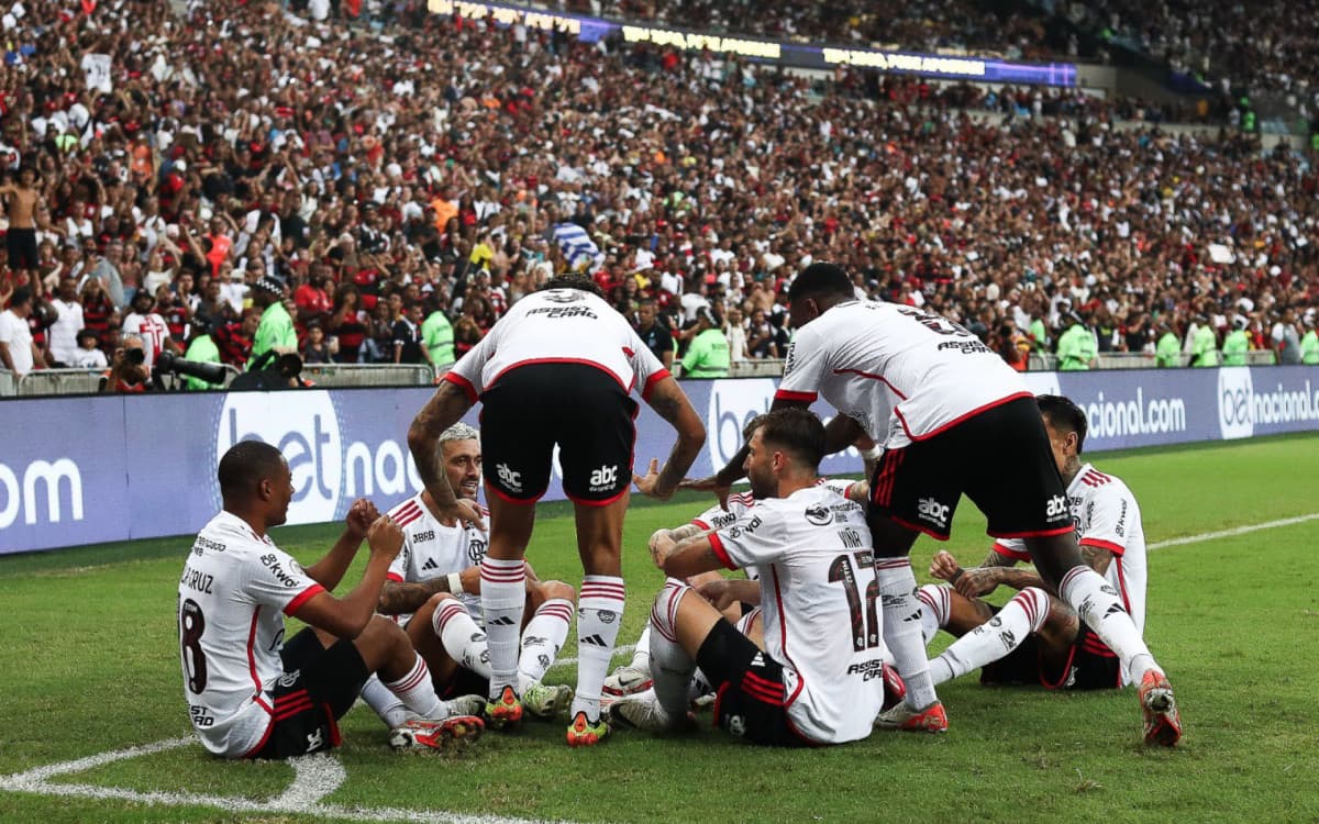 Torcida do Flamengo cria bandeirão sobre a goleada por 6 a 1 contra o Vasco