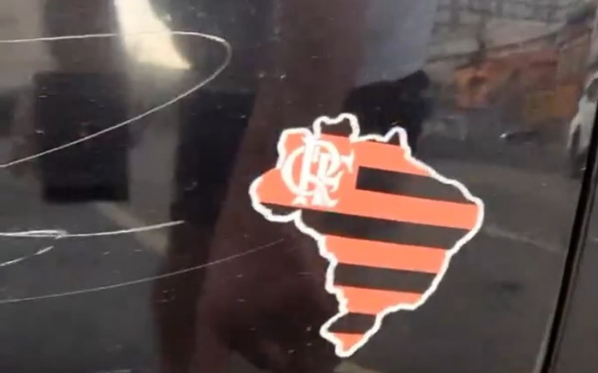 Torcedor tem carro com adesivo do Flamengo danificado após goleada sobre o Vasco