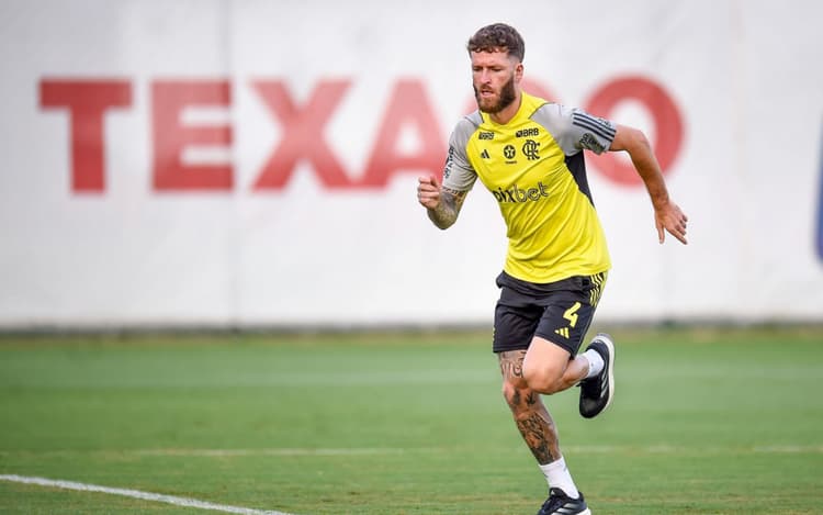 Léo Pereira, do Flamengo, recebe multa por chegar atrasado em treino