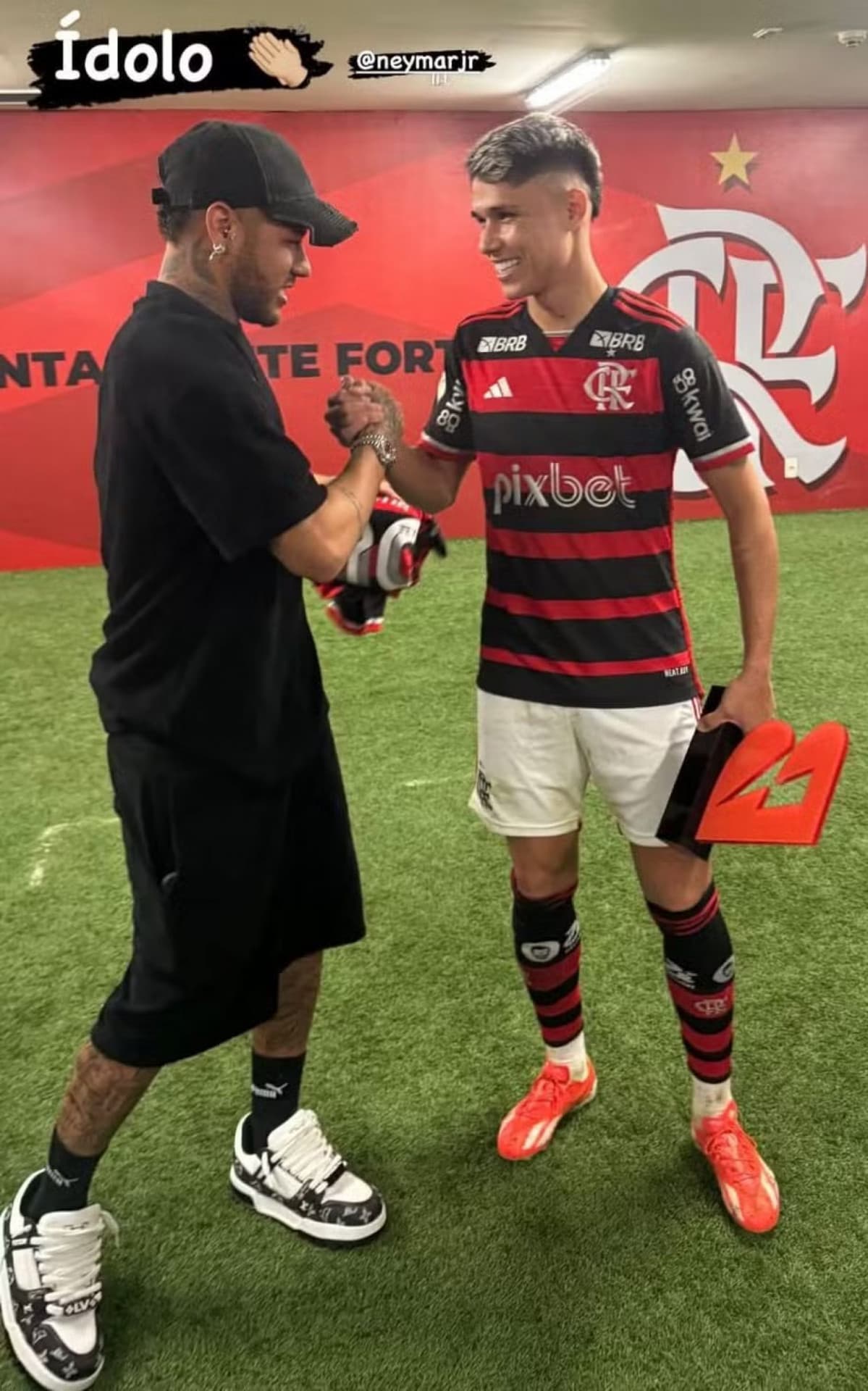 Luiz Araújo recebe parabéns de Neymar após gols em vitória do Flamengo