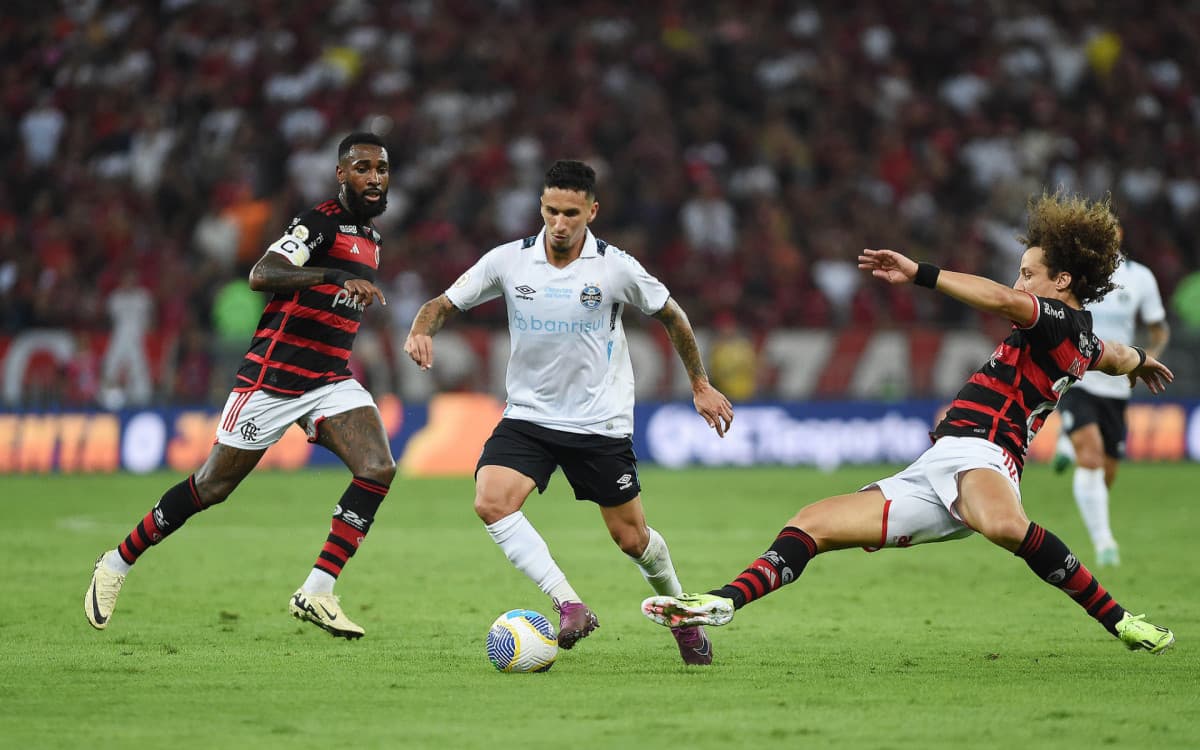 Áudio do VAR sobre lance polêmico em Flamengo x Grêmio: 'Não vejo contato'