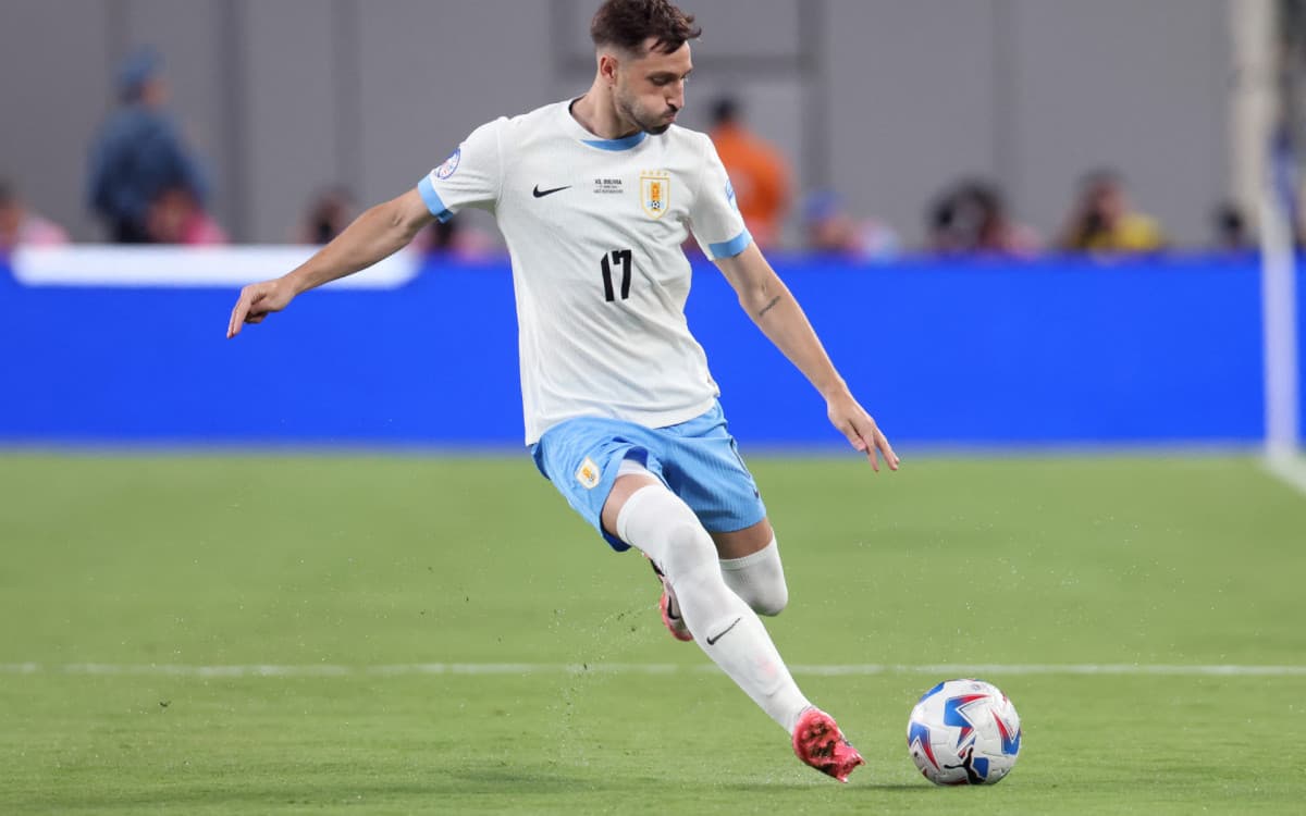 Lateral do Flamengo, Viña é substituído após sentir dores em vitória do Uruguai