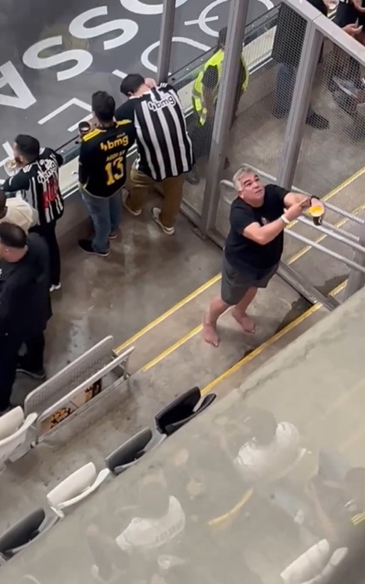 Torcedor que fez gestos racistas em direção à torcida do Flamengo é punido no Atlético-MG