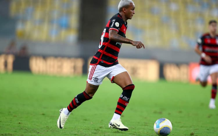 Após quase deixar o Flamengo, Wesley soma boas atuações com Filipe Luís
