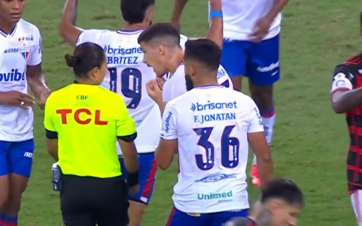 Pênalti marcado a favor do Flamengo gera polêmica e memes na web
