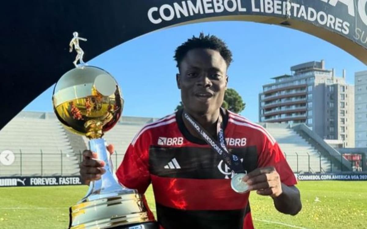 Flamengo fecha compra de Shola, atacante nigeriano da base