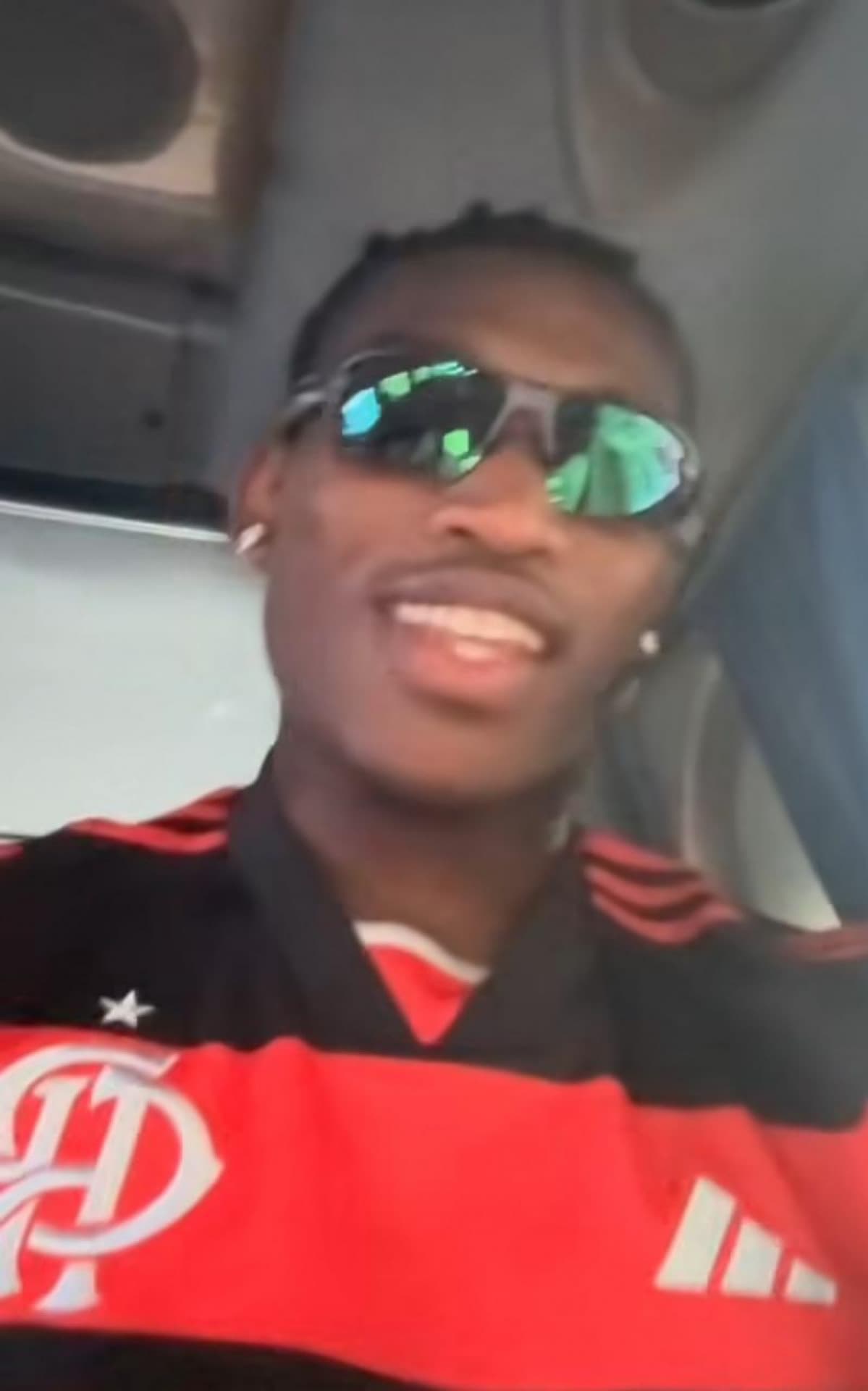 Jogador do Milan posta vídeo com a camisa do Flamengo e viraliza entre torcedores