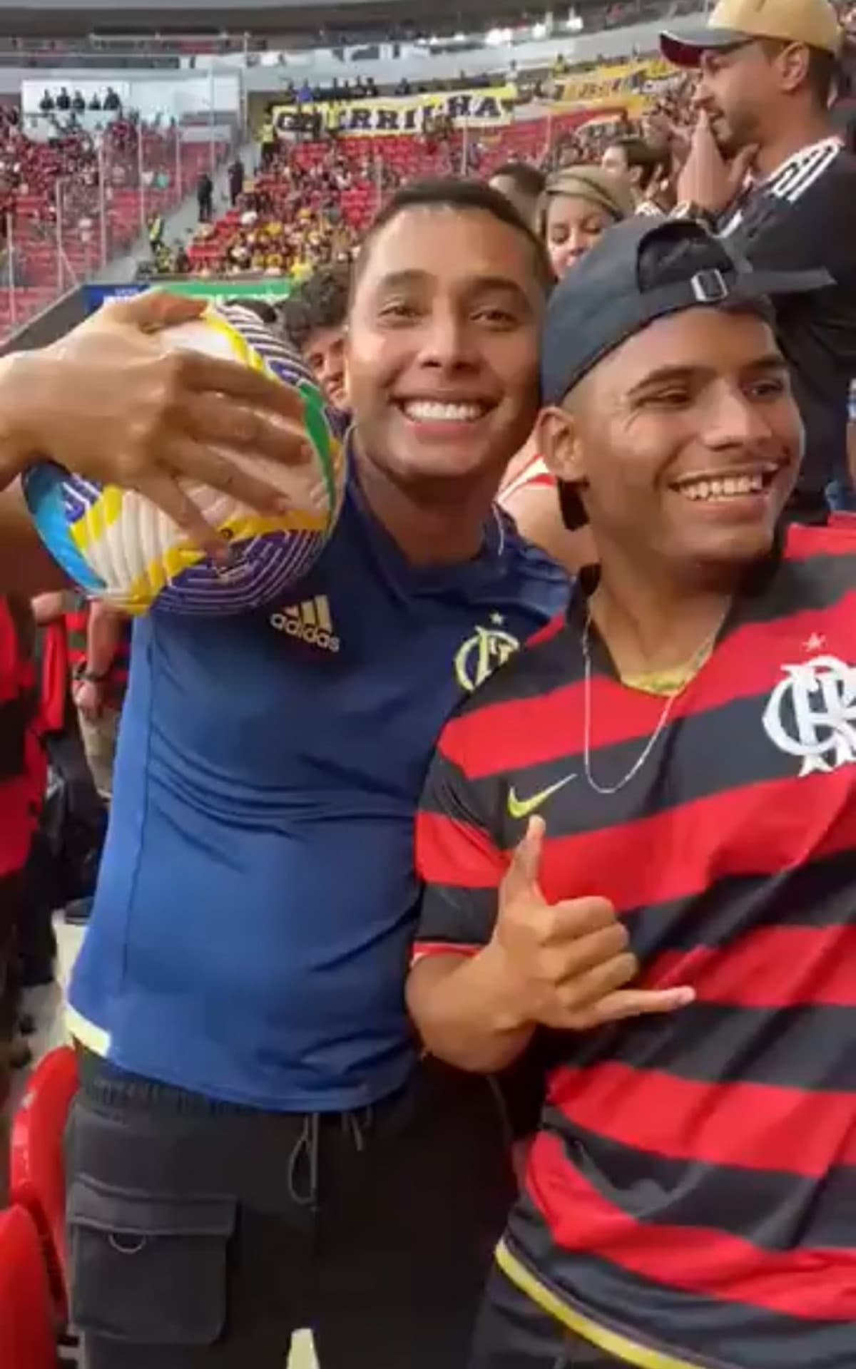 Flamengo x Criciúma: confira o momento em que torcedor joga a bola no campo