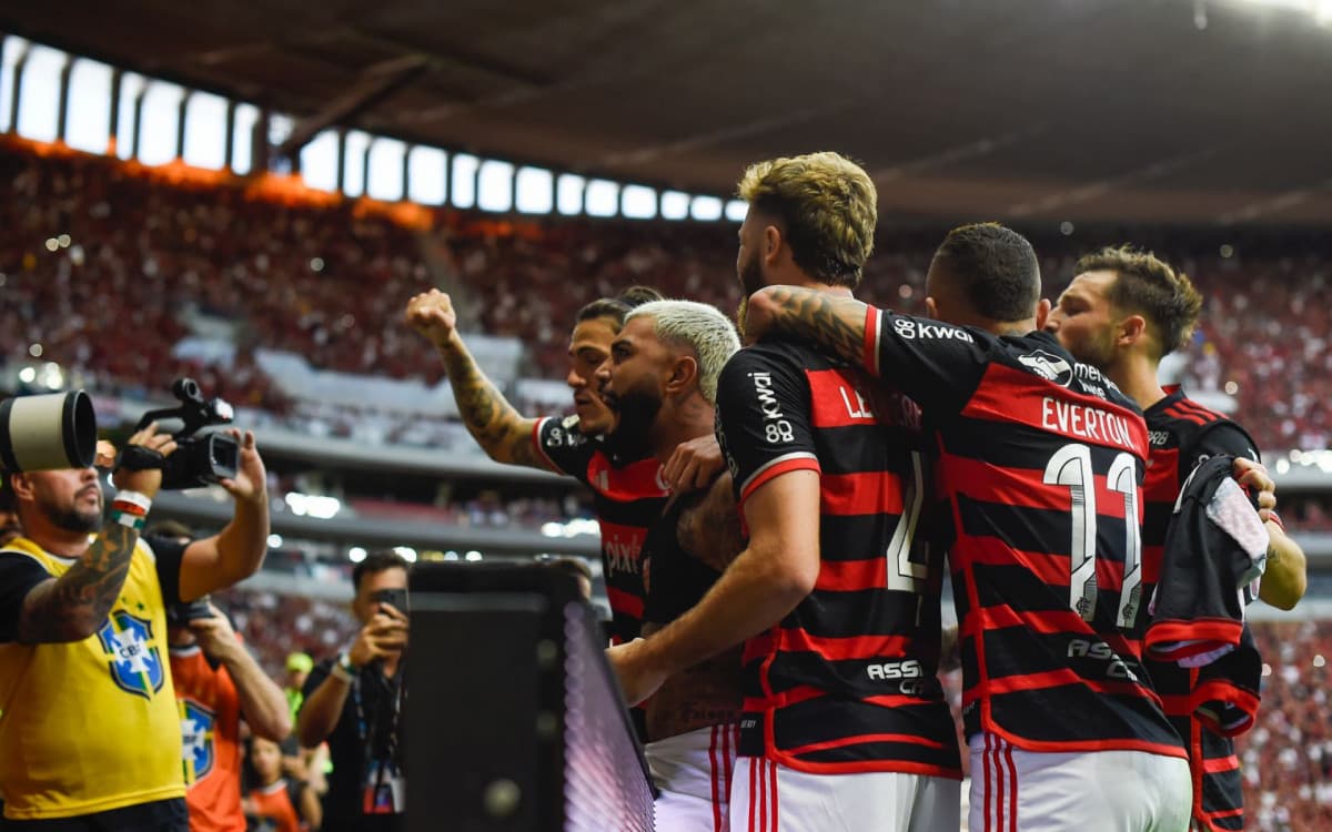 Flamengo vira sobre o Criciúma com pênalti bizarro no fim e volta a vencer no Brasileirão