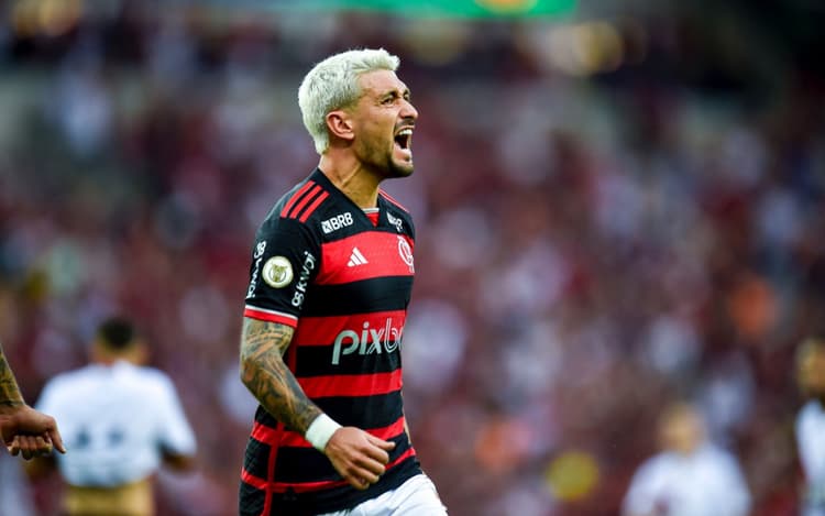 Jogador do Cruzeiro revela convite para Arrascaeta retornar ao clube mineiro