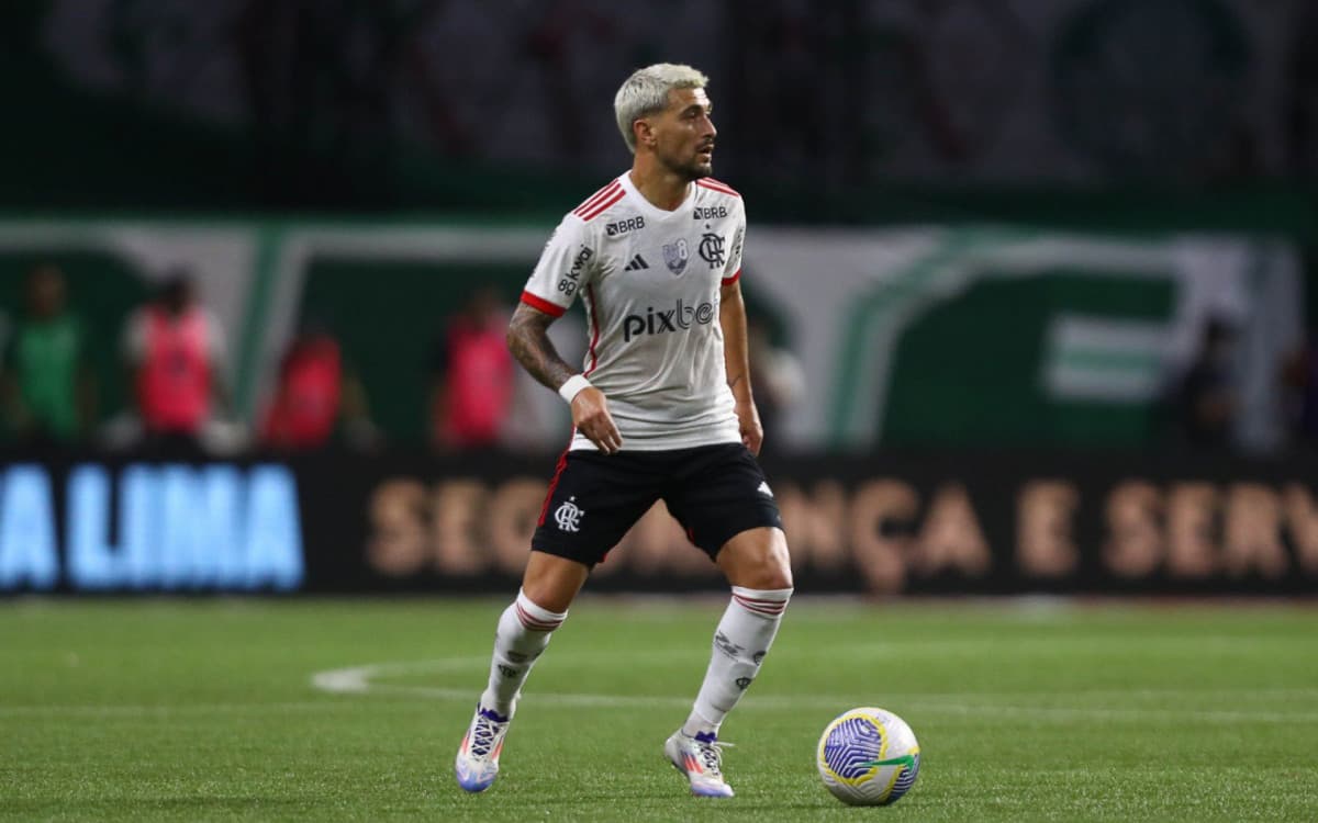 Arrascaeta dedica classificação a Adílio: 'Representa do Flamengo'