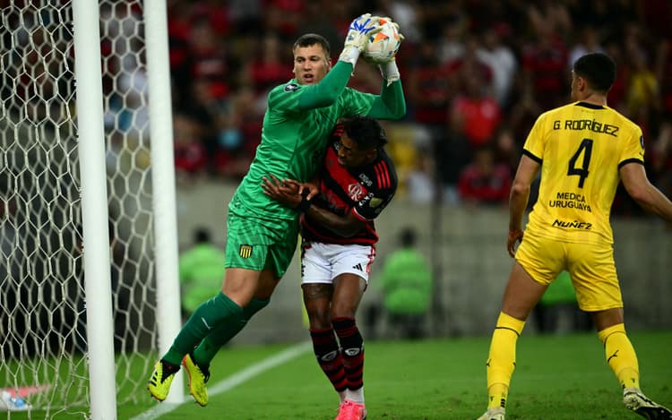 Goleiro do Peñarol relembra passagem pelo Flamengo: 'Mundo dá voltas'