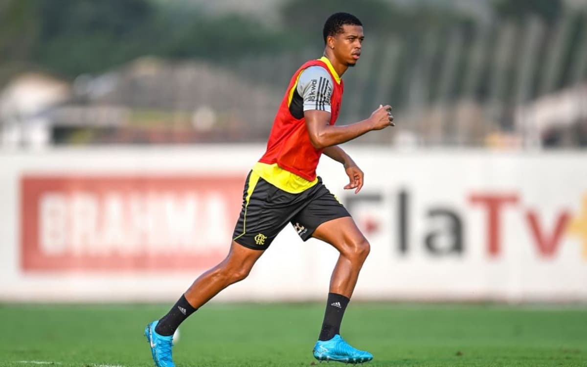 STJD decide arquivar suposto caso de racismo contra Carlinhos, atacante do Flamengo
