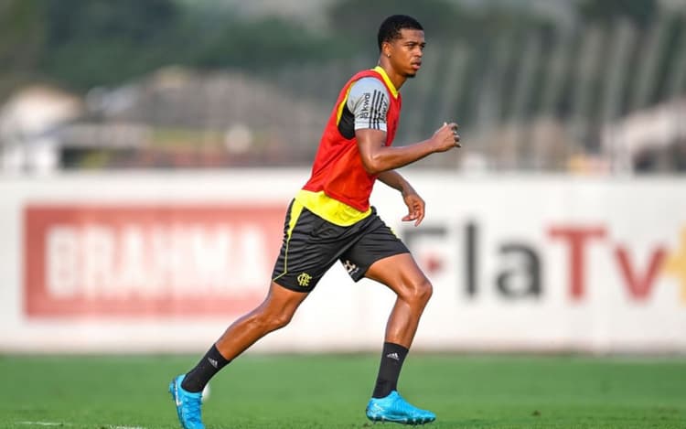 STJD decide arquivar suposto caso de racismo contra Carlinhos, atacante do Flamengo
