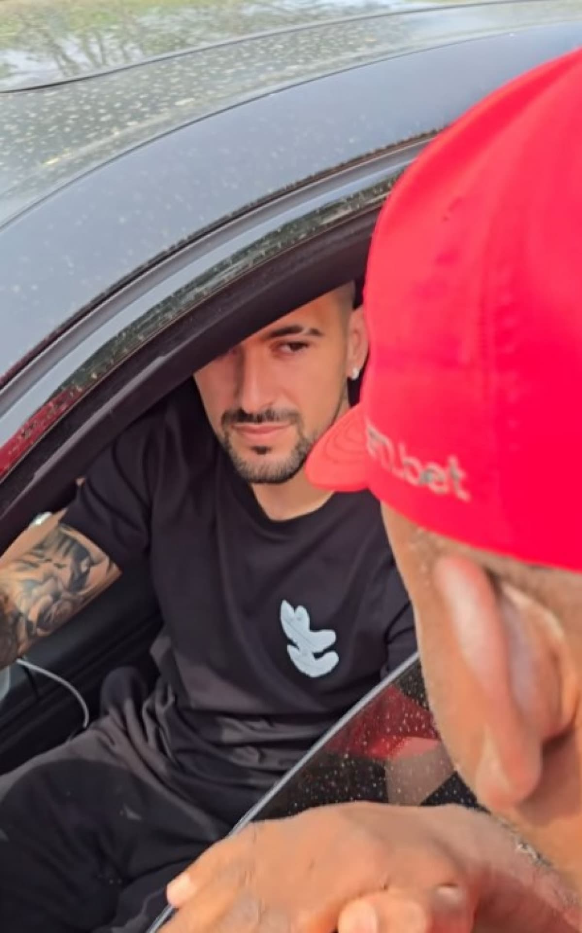 Torcedores do Flamengo vão ao CT do Ninho para falar com jogadores