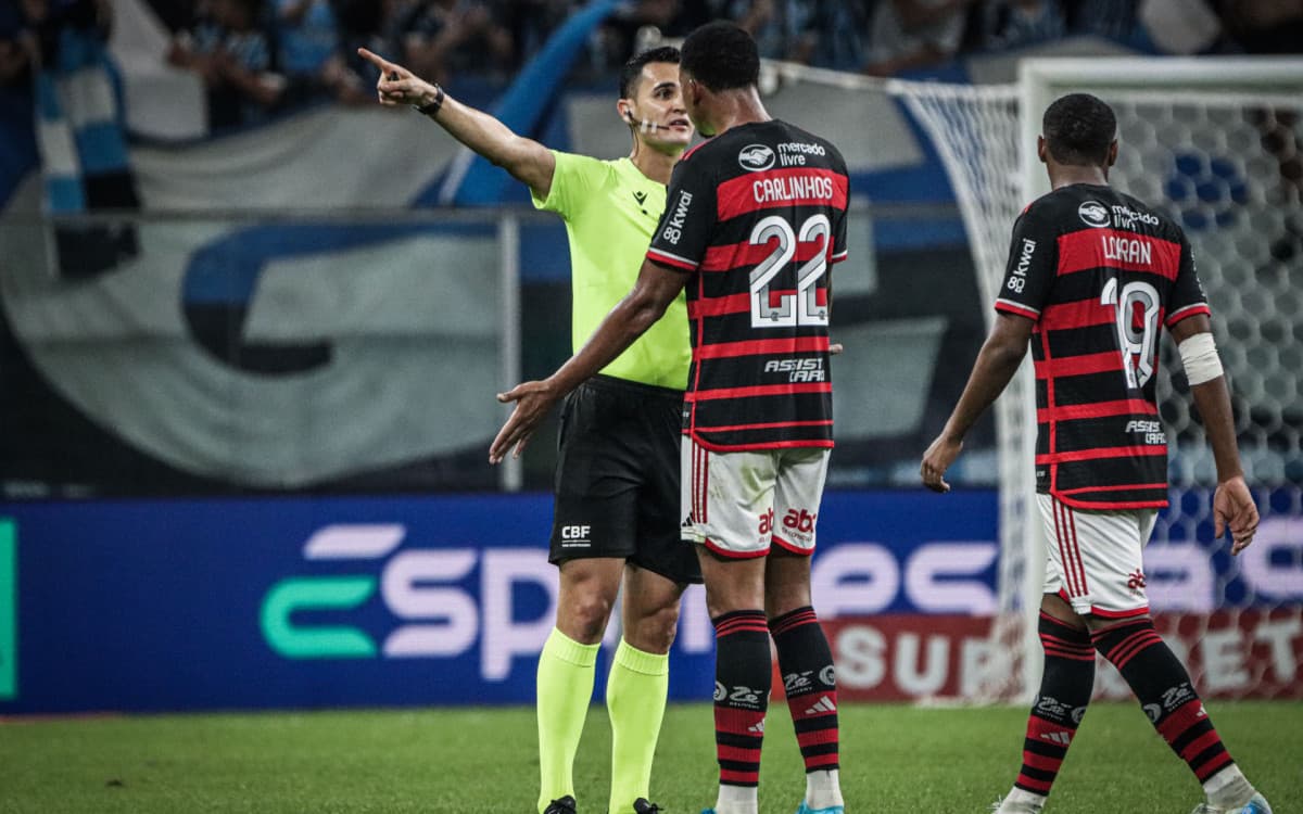 Grêmio diz que perícias contratadas descartam racismo contra Carlinhos, do Flamengo