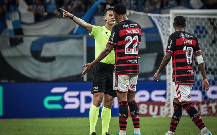 Grêmio diz que perícias contratadas descartam racismo contra Carlinhos, do Flamengo