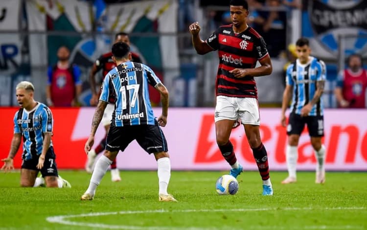 STJD solicita material para avaliar denúncia de racismo feita por Carlinhos, do Flamengo