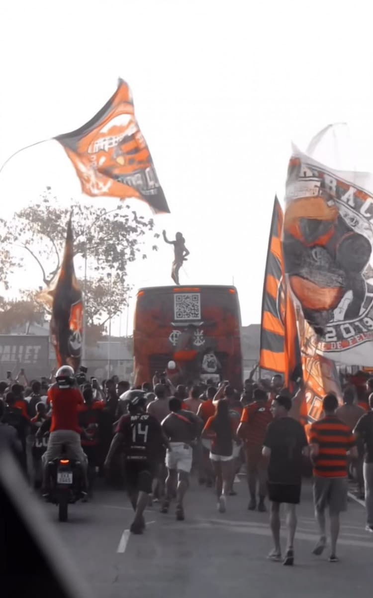 AeroFla: torcida do Flamengo apoia o time no embarque rumo ao Uruguai