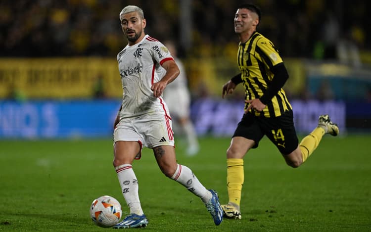 Presidente do Peñarol revela desejo de contratar trio do Flamengo: 'Espero por eles'