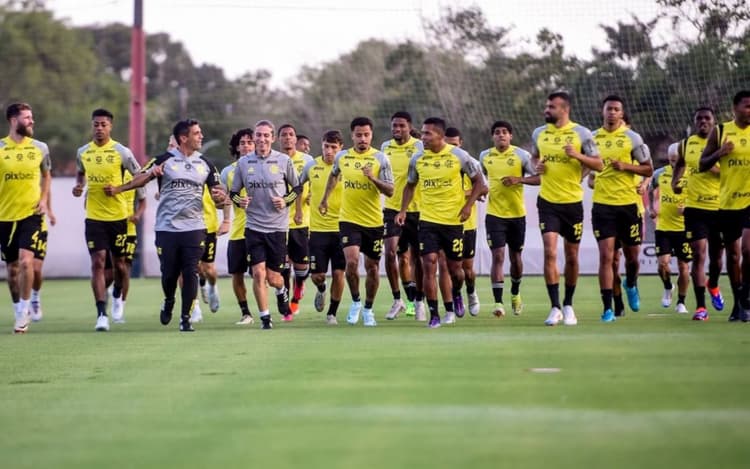 Filipe Luís comanda primeiro treino à frente do time profissional do Flamengo