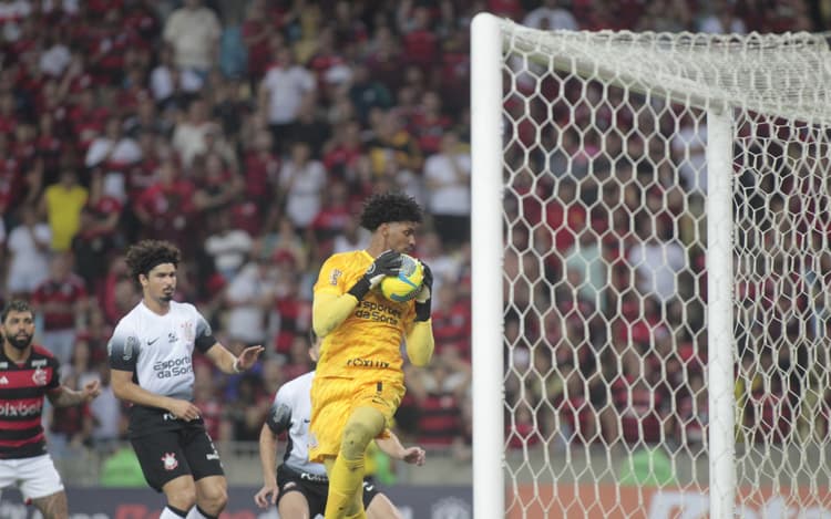 Corinthians não cumpre prazo, e Flamengo aguarda multa por Hugo Souza