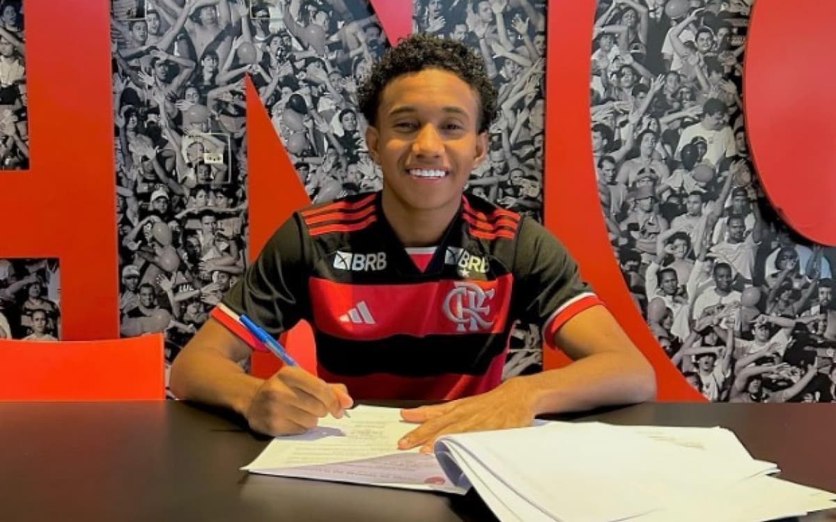 Jovem promessa assina contrato profissional com o Flamengo