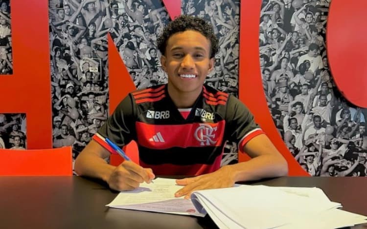 Jovem promessa assina contrato profissional com o Flamengo