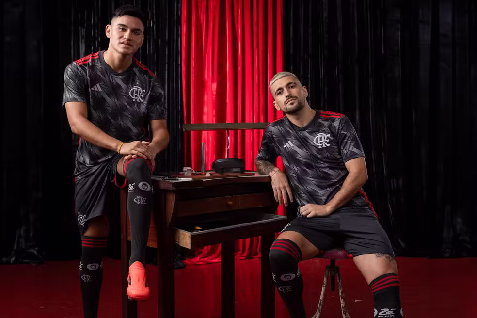 Veja fotos: Flamengo apresenta terceira camisa, em preto e prata