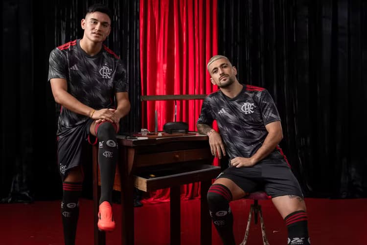 Veja fotos: Flamengo apresenta terceira camisa, em preto e prata