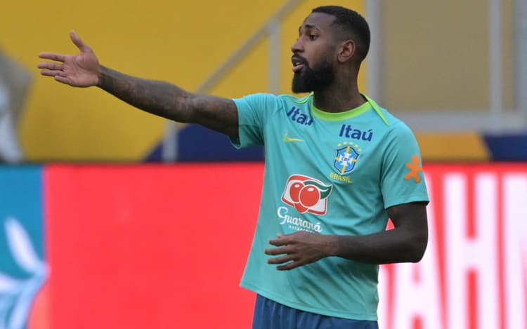 Com dor após vitória do Brasil, Gerson tranquiliza torcedores do Flamengo