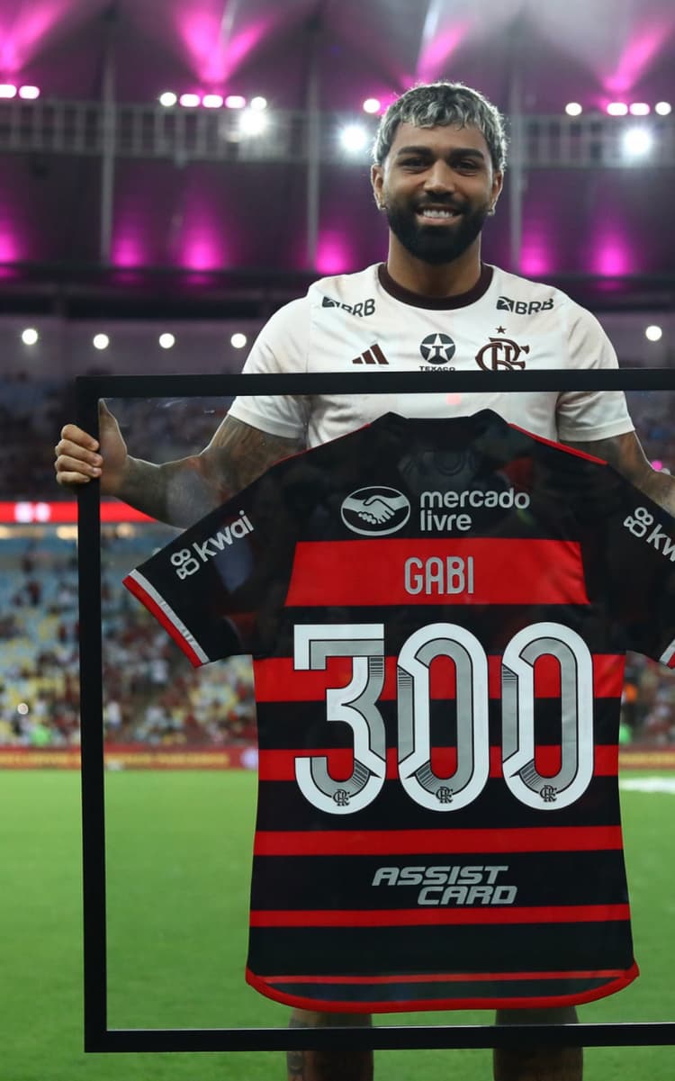 Gabigol recebe homenagem pela marca de 300 jogos com o Flamengo