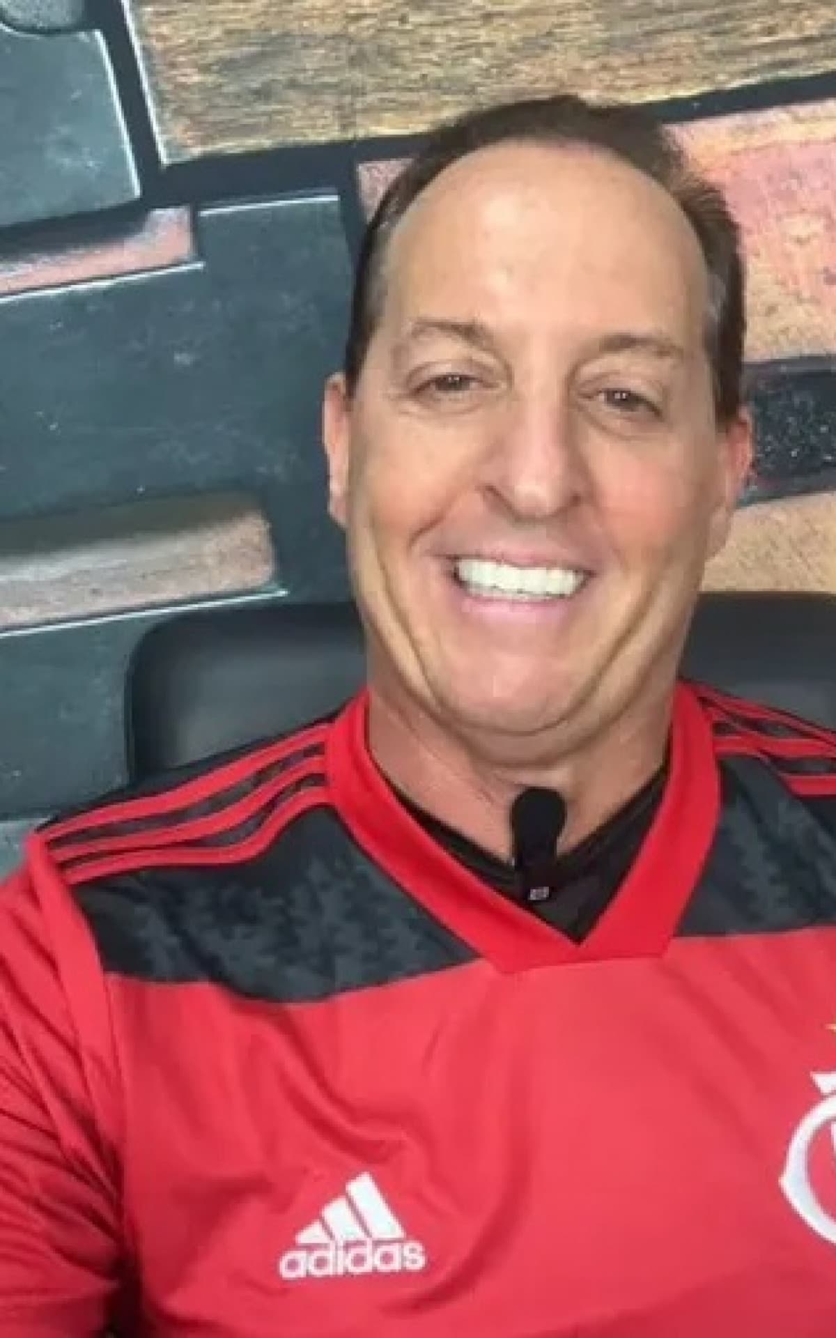 Apresentador corintiano veste camisa e canta hino do Flamengo após eliminação; veja