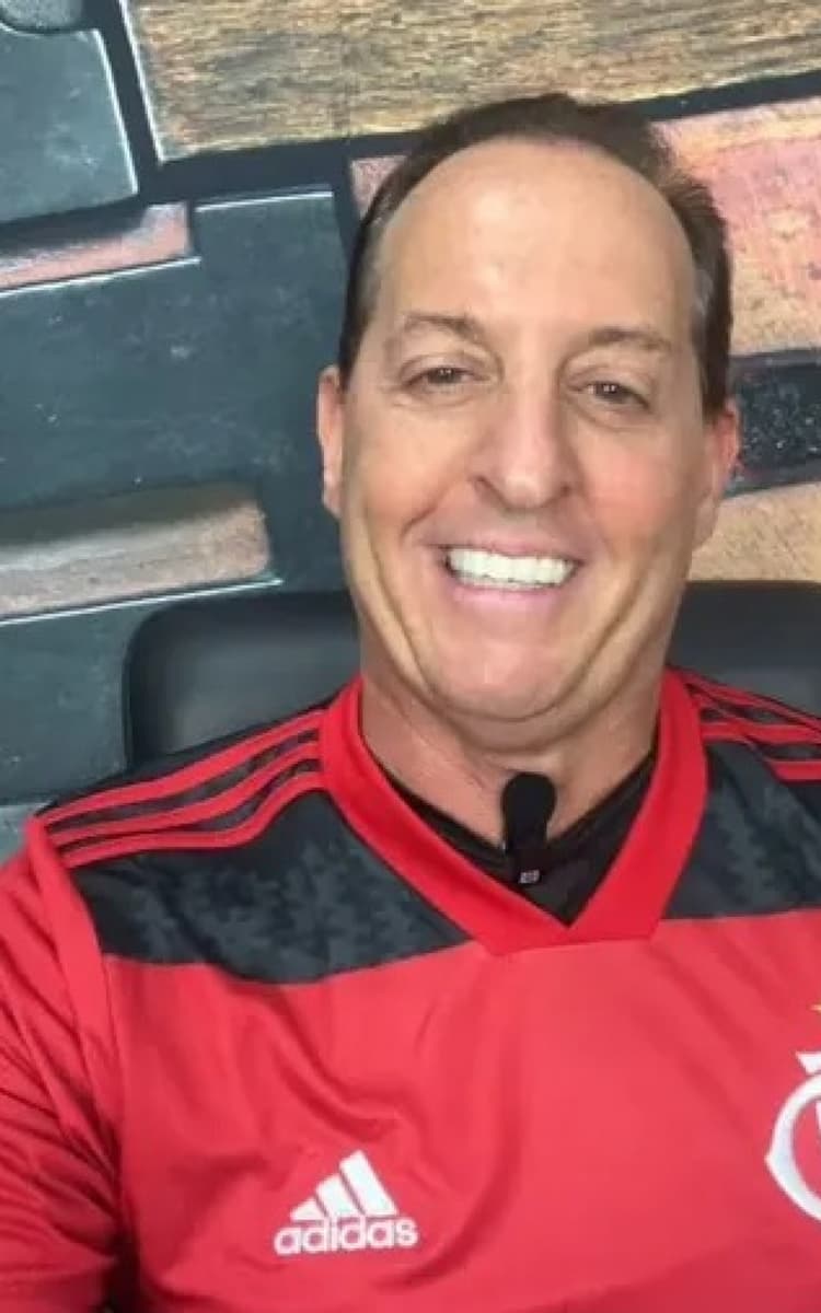 Apresentador corintiano veste camisa e canta hino do Flamengo após eliminação; veja