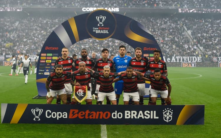 Titular do Flamengo atrai representantes de gigante europeu ao estádio do Corinthians