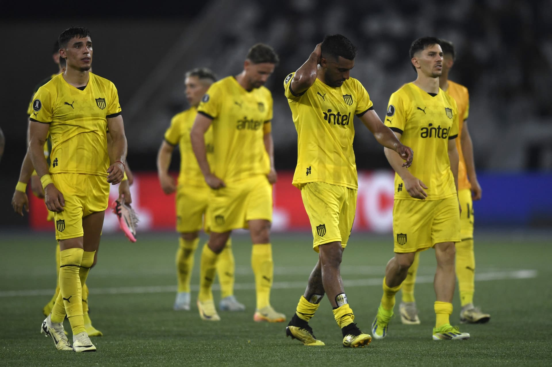 Pelo segundo ano, Flamengo vê time que o eliminou ser atropelado por rival
